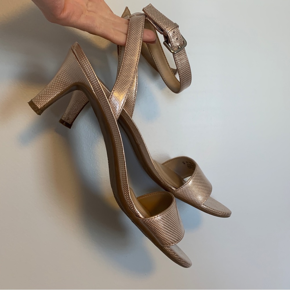 Naturalizer 3” rose gold metallic dress sandal